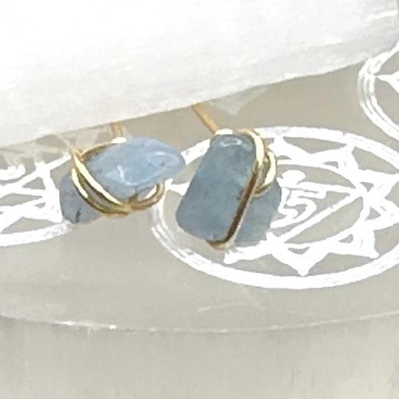Raw aquamarine confetti gold statement studs earrings March birthstone - Picture 1 of 8
